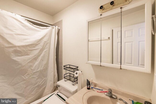 Building Photo - 4841 Walton Ave