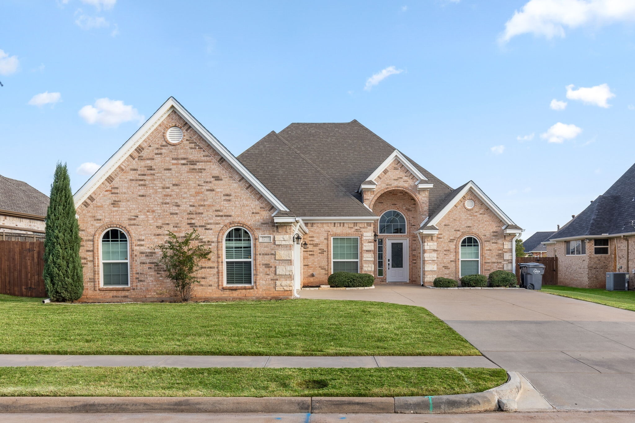 Building Photo - 1735 Woodridge Dr