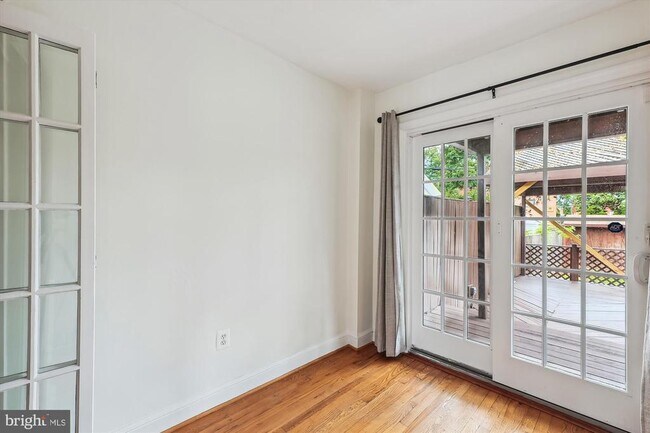 Building Photo - 503 S Veitch St