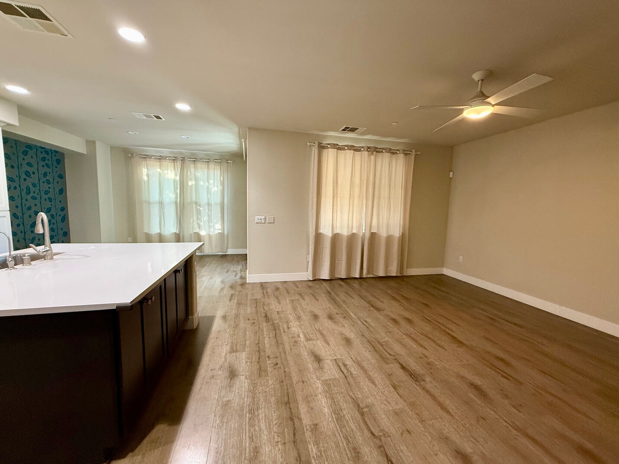 Spacious great room - 27 Rogers Ln