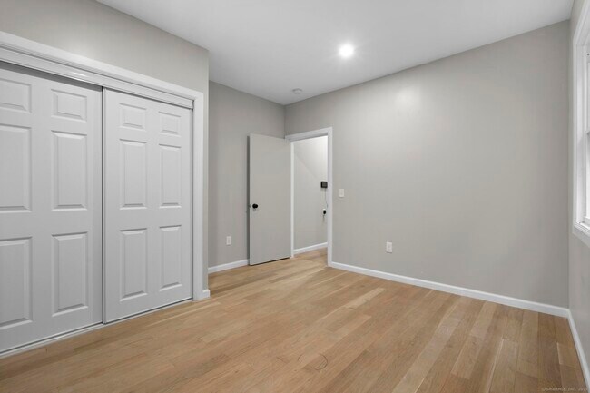 Building Photo - 140 Grand St