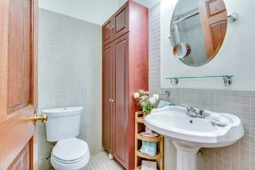 Building Photo - 931 W Newport Ave