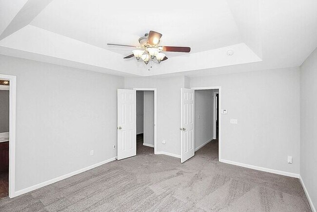Building Photo - 2BD/2.5BA End Unit Townhome in Blakeney Greens!
