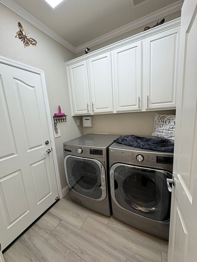 Building Photo - BEAUTIFUL - UPGRADED - LAMINATE FLOORING -...