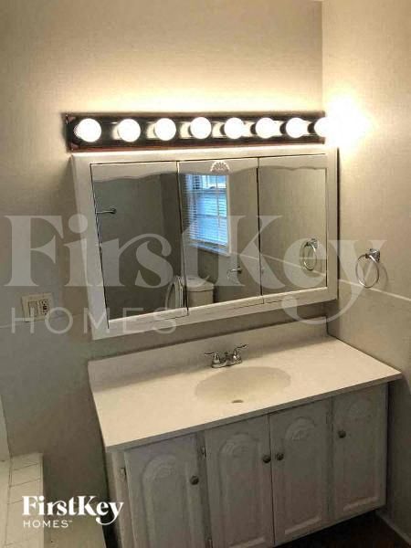 Building Photo - 711 N Evanslawn Ave