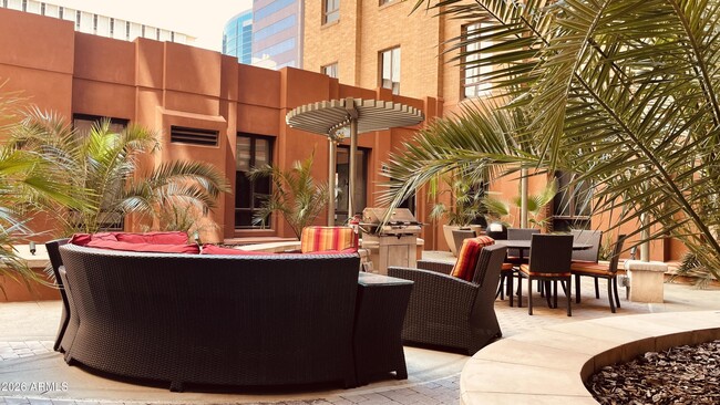 Building Photo - 114 W Adams St