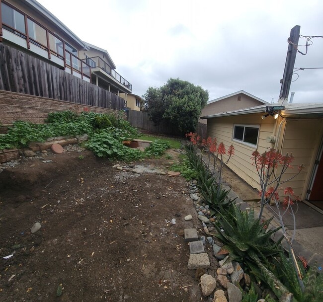 Building Photo - Views of Morro Bay in this cozy hillside cottage!