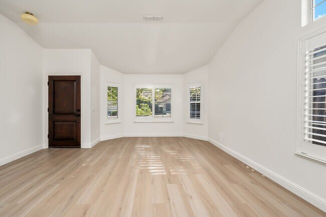 Building Photo - 302 Carlina Ct