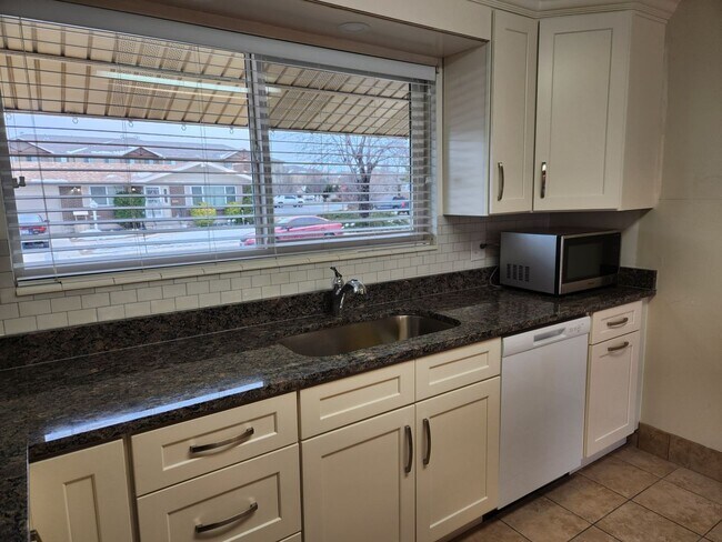 Building Photo - Great 4 Bd 2 Ba Home in Taylorsville