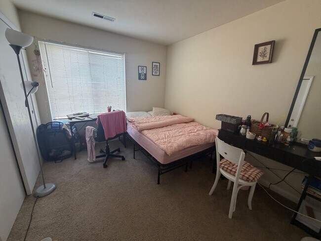 Building Photo - Claytor Square Condo | Ideal Student Living Near VT