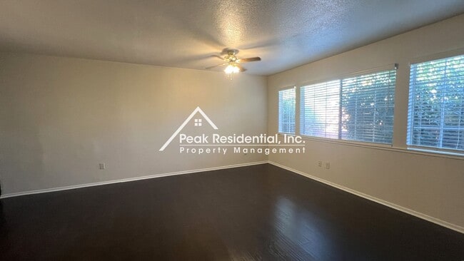 Building Photo - Spacious 2bd/2ba Duplex with 2 Car Garage