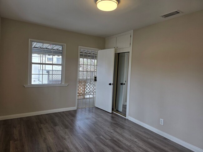 Building Photo - Stunning 2-bedroom 2nd floor apartment with garage parking!