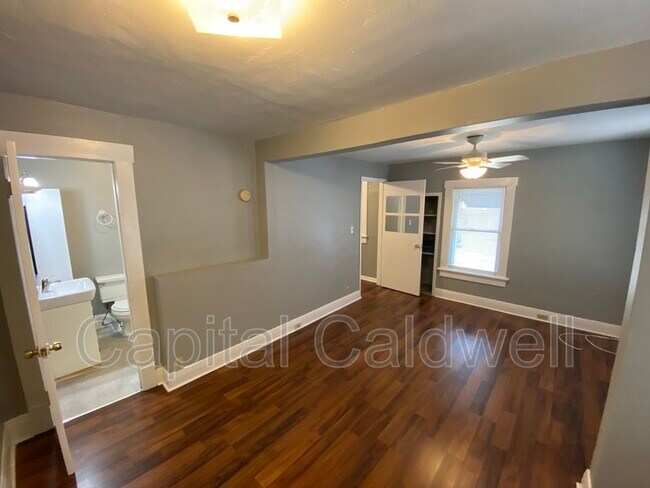 Building Photo - 304 E Hanna Ave