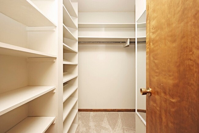 Building Photo - One-Level Living in Gated Lake Monticello