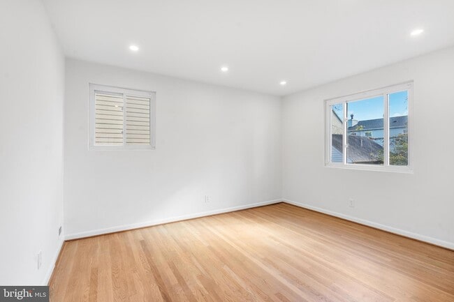 Building Photo - 618 19th St S