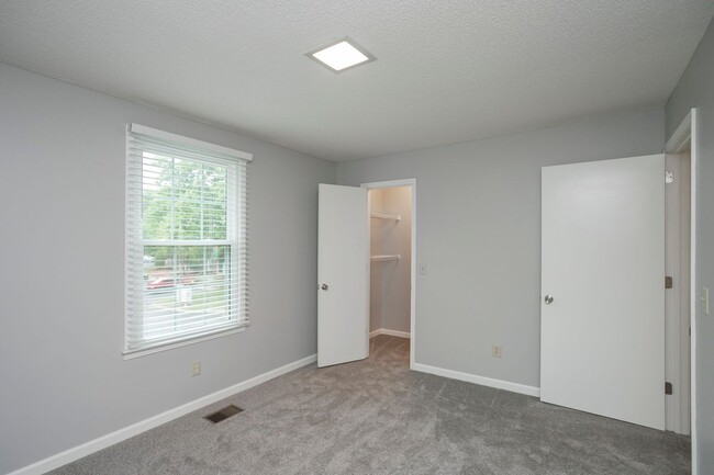 Building Photo - 127 Lakebrink Dr