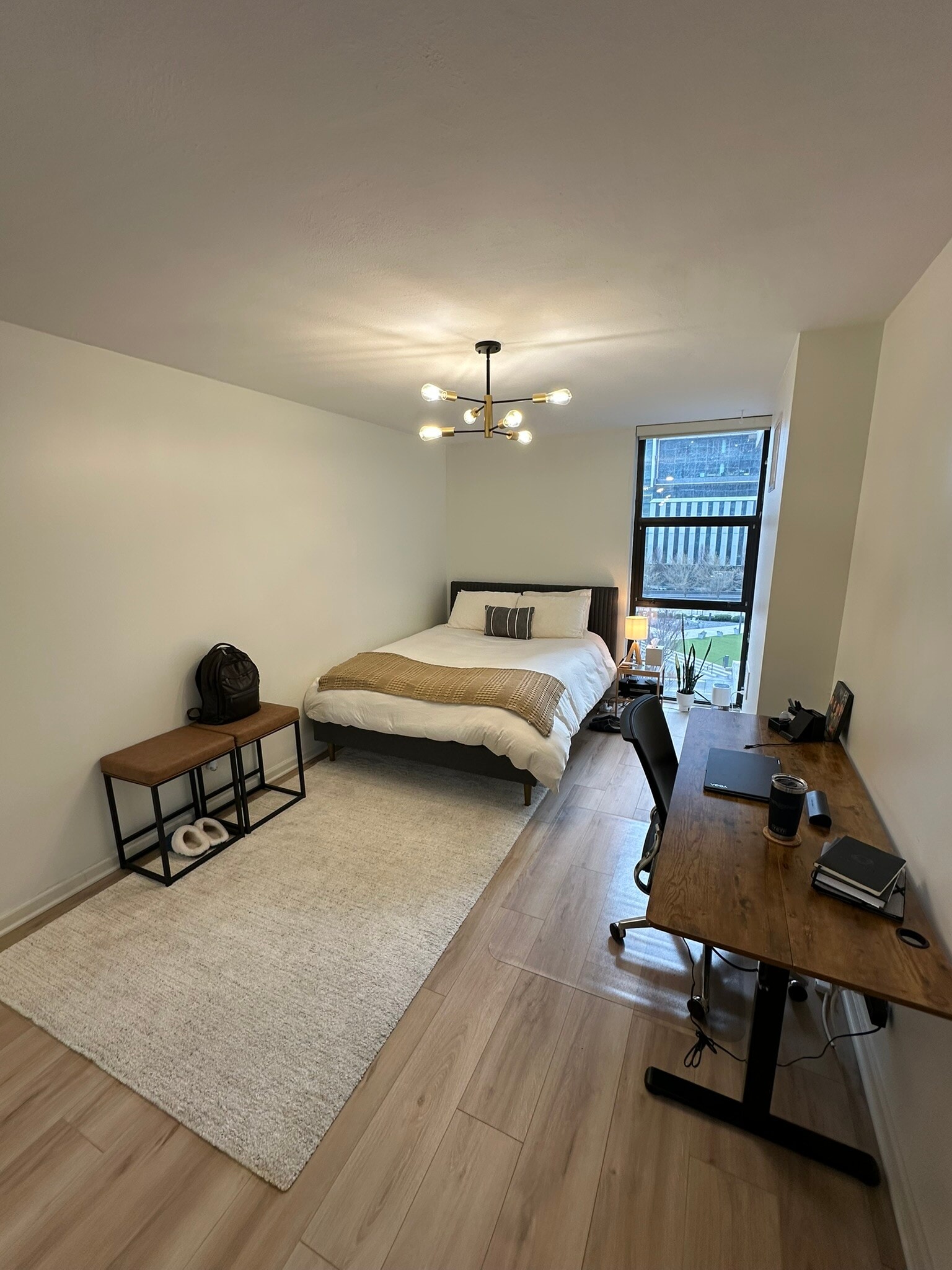 Spacious bedroom - 620 Peachtree St NE