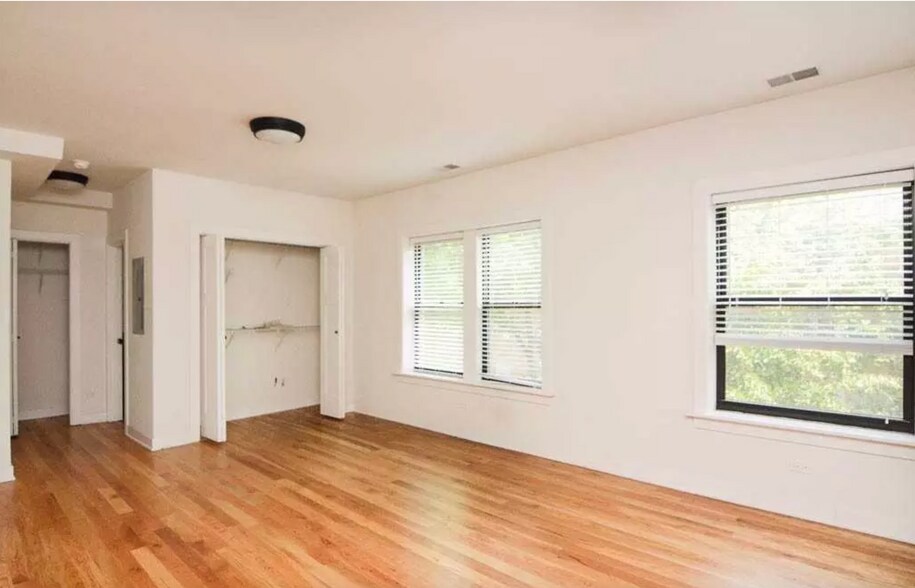 Primary Photo - 2203 W Eastwood Ave