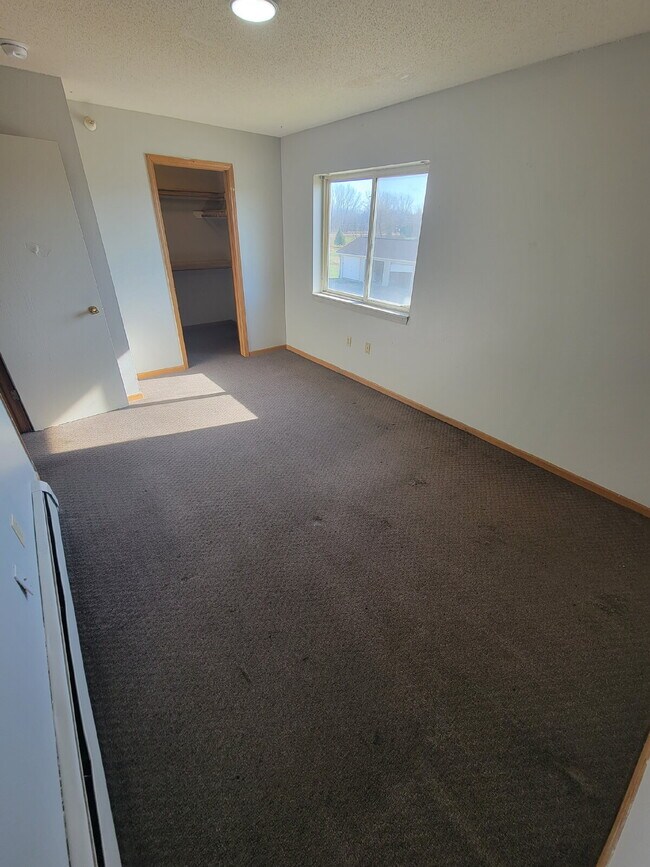 Building Photo - *WINTER MOVE-IN SPECIAL*  2 Bedroom | 1 Bathroom 2nd Floor Unit in Oelwein Available in RIGHT NOW!