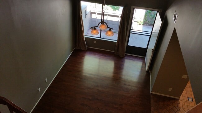 Building Photo - 2BED/2.5BATH