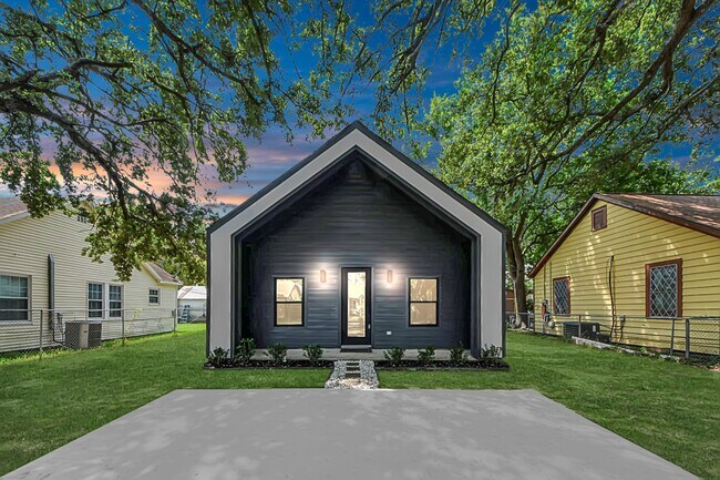 Building Photo - 605 E Murrill St