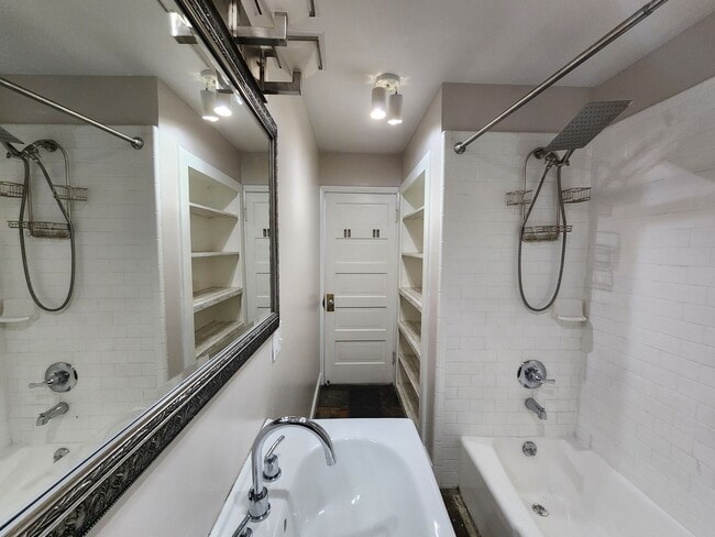 Building Photo - Amazing Avenues 2 bd house! Real Hardwood!