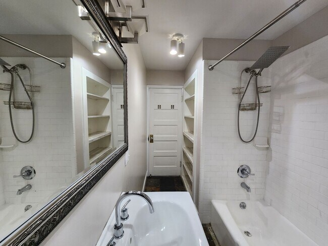 Building Photo - BEST DEAL! Amazing Aves house! Real Hardwood!