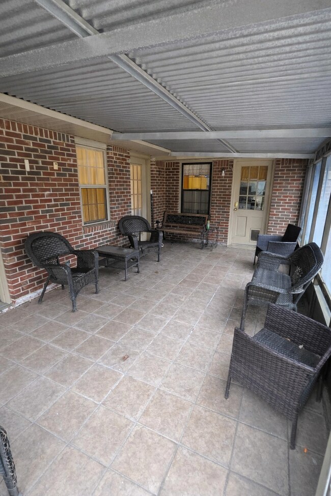 Building Photo - 817 Dumont Dr