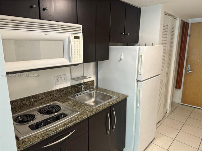 Building Photo - 1200 Brickell Bay Dr