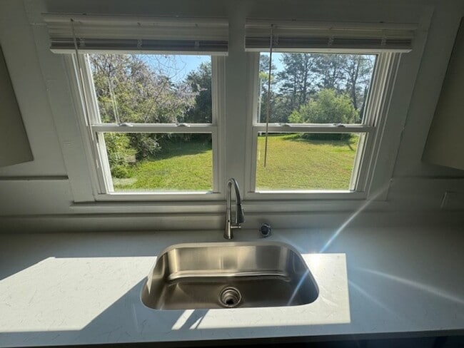 Building Photo - 505 E 5th St