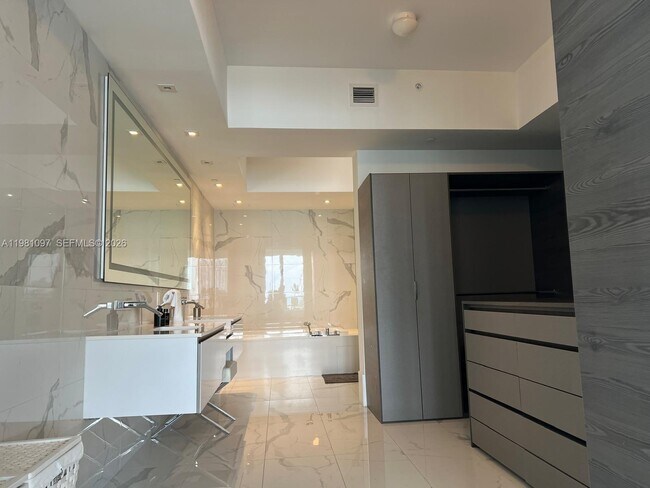 Building Photo - 5500 Island Estates Dr