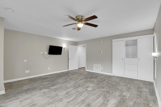 Building Photo - 3555 Balboa Cir