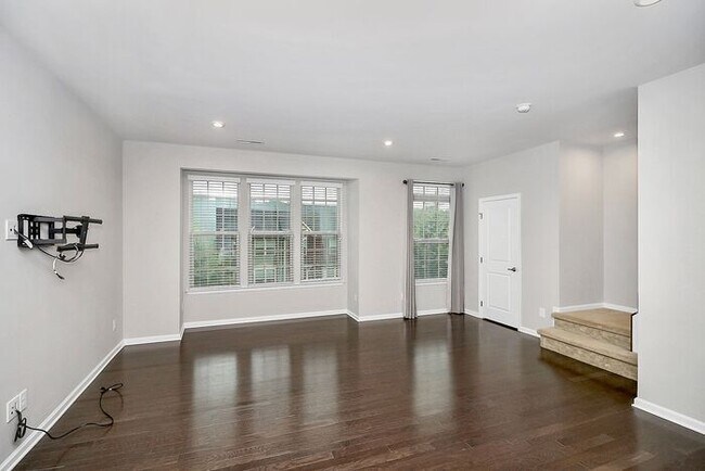 Building Photo - Stunning 3 Story 3BD/2+2HalfBA Townhome in...