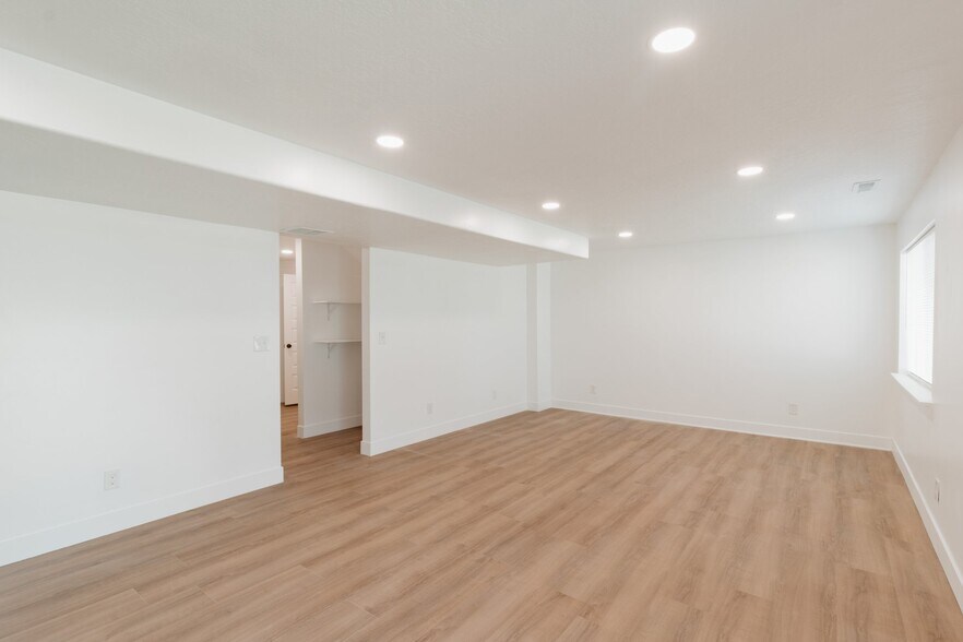 Building Photo - 996 N Freeman Dr