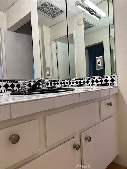 Building Photo - 10747 Wilshire Blvd