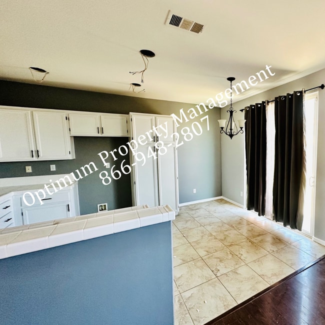 Building Photo - Modern Elegance and Comfort!