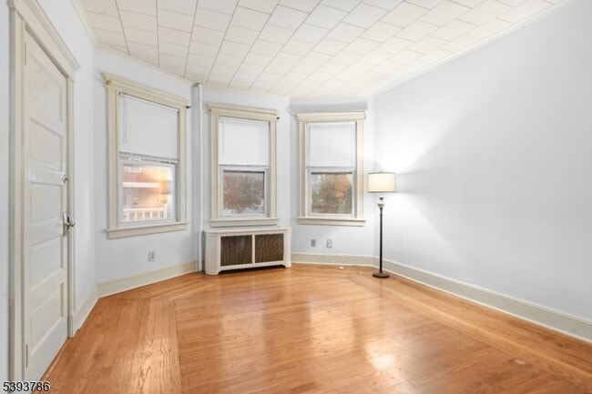 Building Photo - 76 Planten Ave