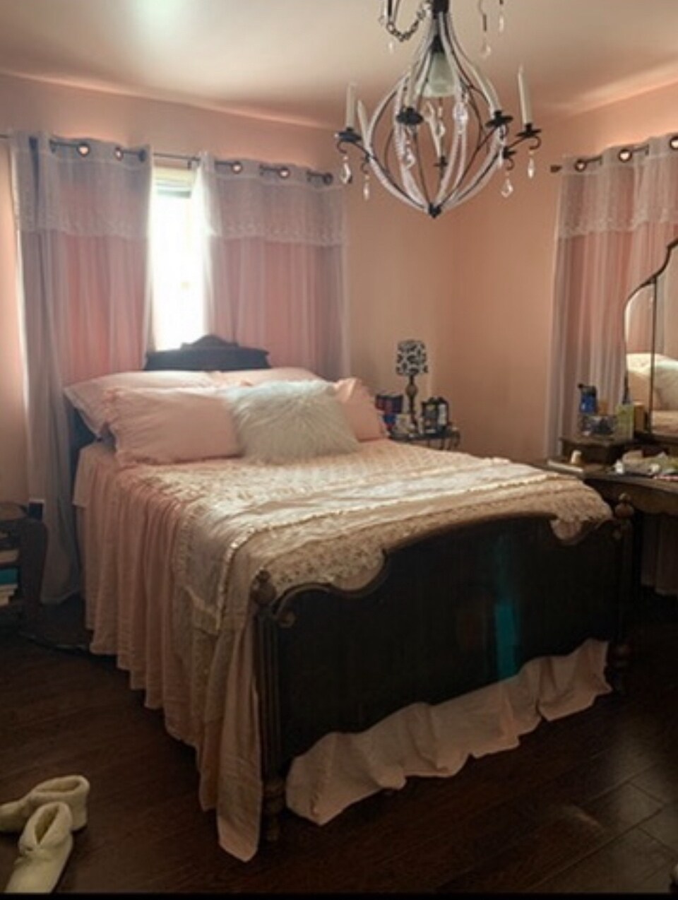 Upstairs bedroom - 202 Hillcrest Dr