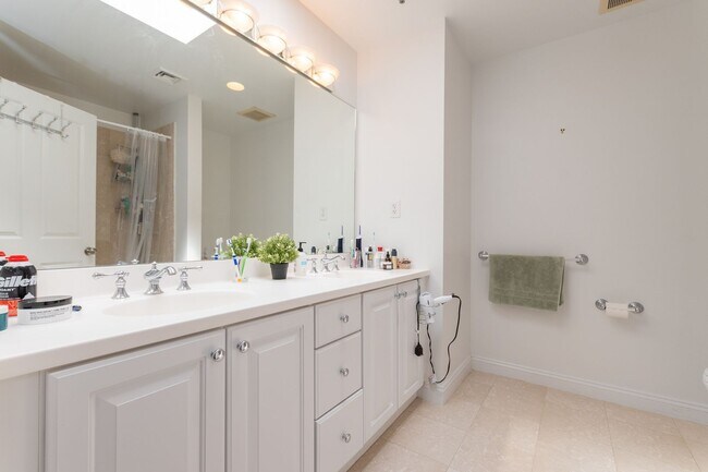 Building Photo - Amazing Brookline 3 bed 2.5 bath....