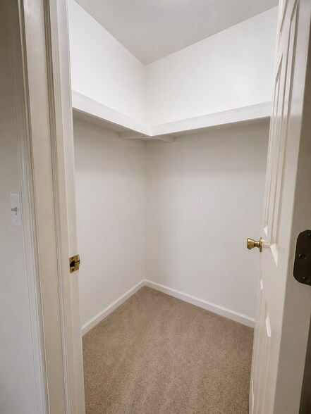 Building Photo - 43584 Yorkville Dr