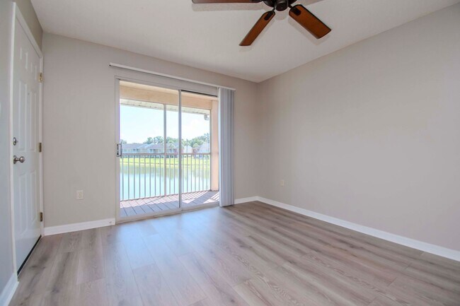 Building Photo - Lake Front 1BR + Den -Move In Special Available