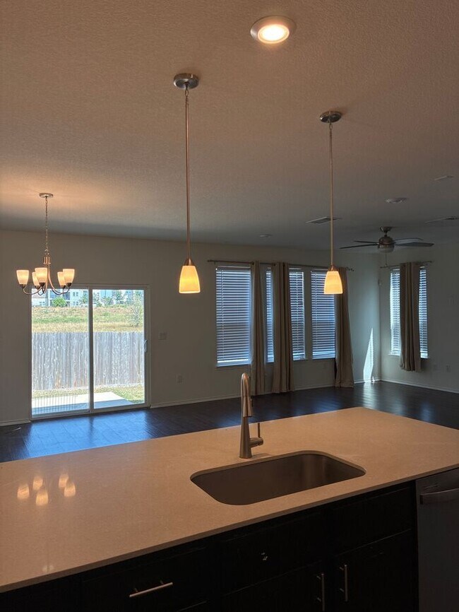 Building Photo - -=Get your second month’s rent FREE when y...