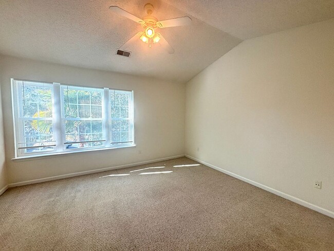 Building Photo - Available now. Great 2 BR/2.5 BA Townhome in Oak Bluff!