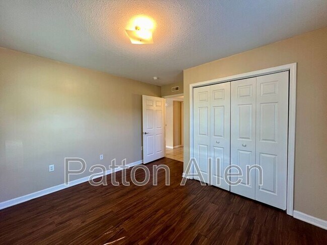 Building Photo - 8 Zell Ln