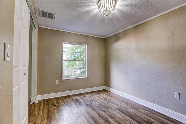 Building Photo - Cozy, Cute 3 bedroom 1 bath