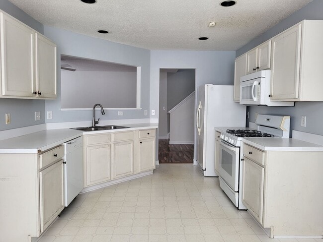 Building Photo - 3 bedroom home in Highland Creek