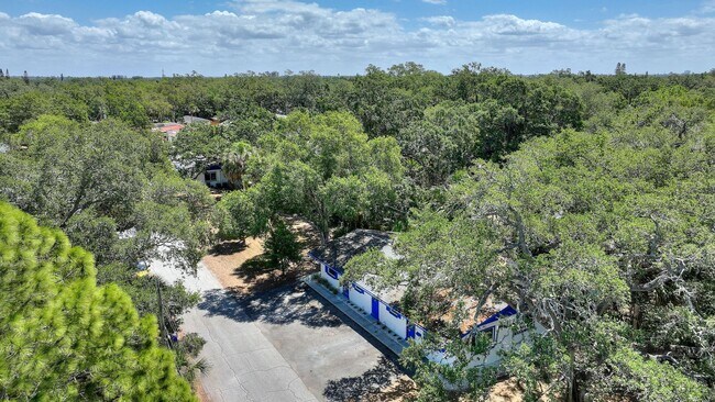 Building Photo - A Truly Charming Find! Discover this stunning 1-bedroom, 1-bath duplex in the highly sought-after...