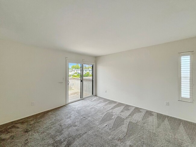 Building Photo - Beautiful 3BD/2.5BA Condo Located in Unive...