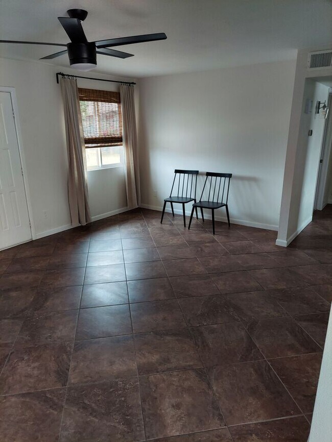 Building Photo - 2 bedroom, 1 bath with pool