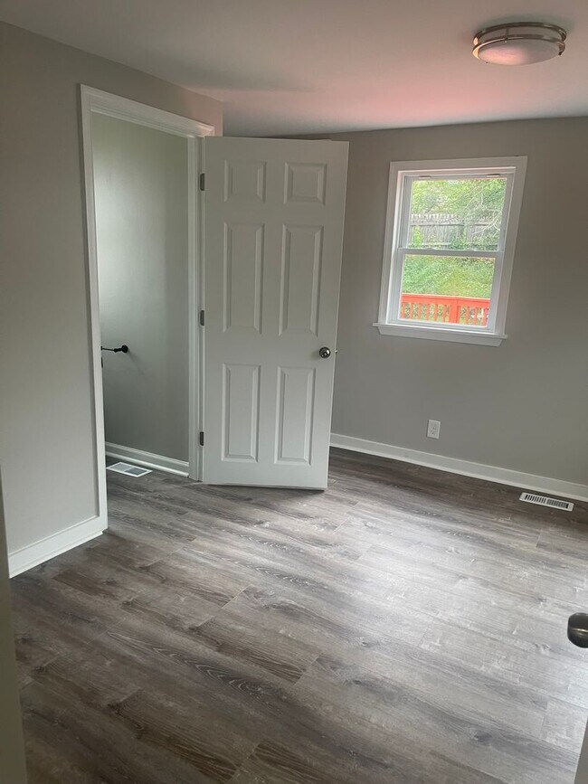 Building Photo - DELPARK MANOR